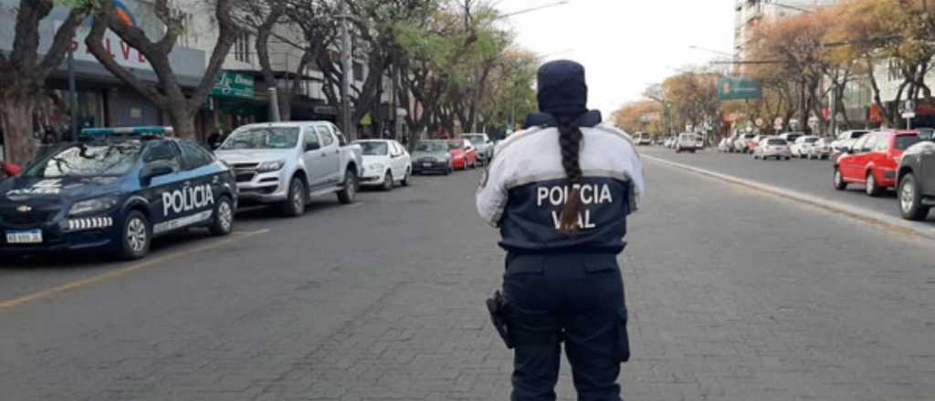 Sorprendieron a dos policías intimando sexualmente en el móvil en San Rafael