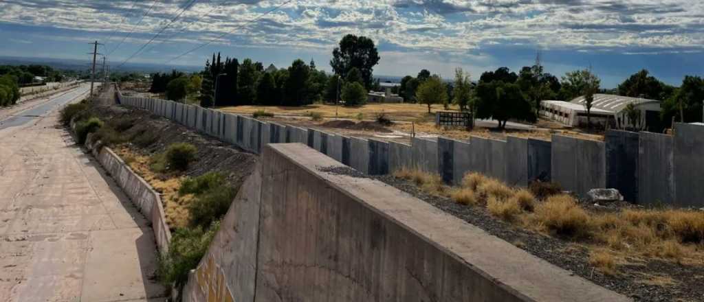 La Ciudad le ordenó a la UNCuyo detener la construcción del muro