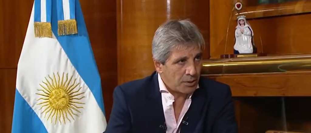 Caputo rechazó una devaluación y aseguro que la ropa bajará de precio