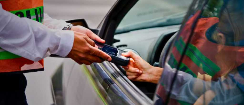 Un hombre manejaba muy borracho y volcó en Maipú