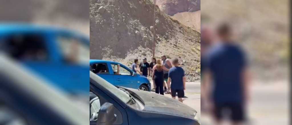 Video: peleas en aduana con los "vivos" que se quieren colar para cruzar a Chile