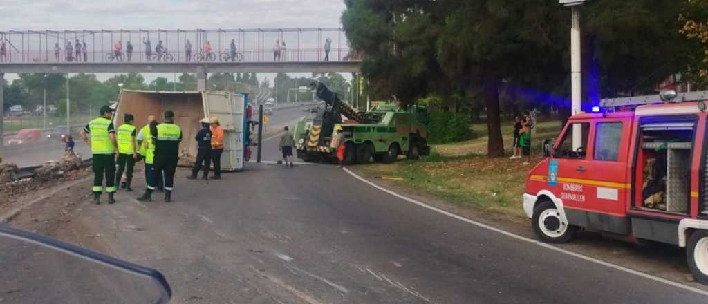 Liberaron media calzada del Acceso Este tras el vuelco del camión