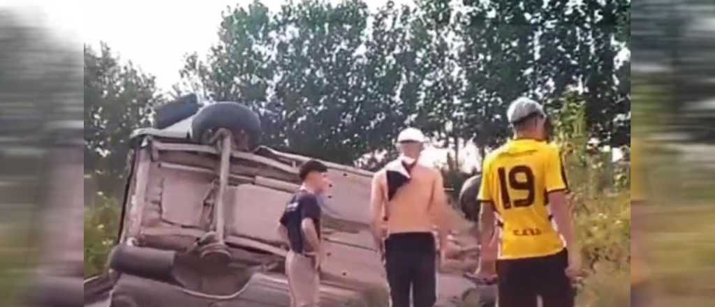 Video: se le salió una rueda de su camioneta y volcó en San Carlos