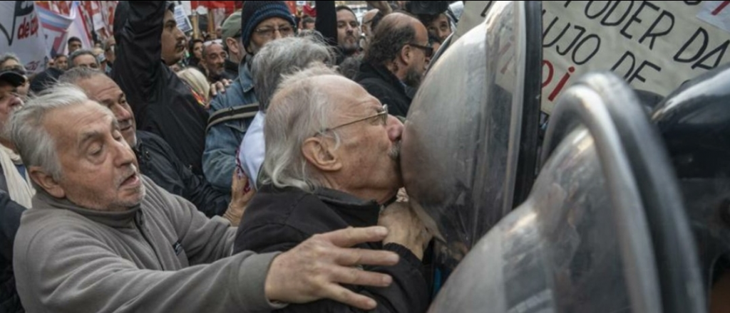 Hinchas de Chacarita convocan a marchar por los jubilados