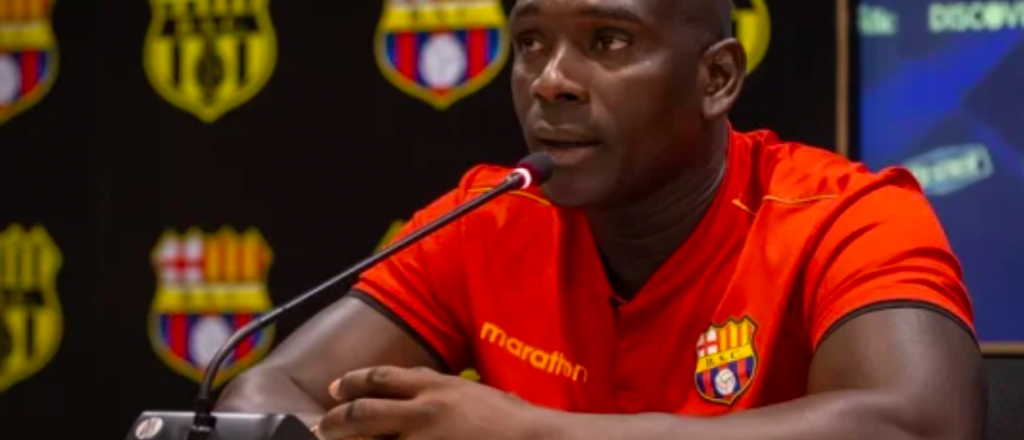 El look del DT de Barcelona de Ecuador que recorre el mundo