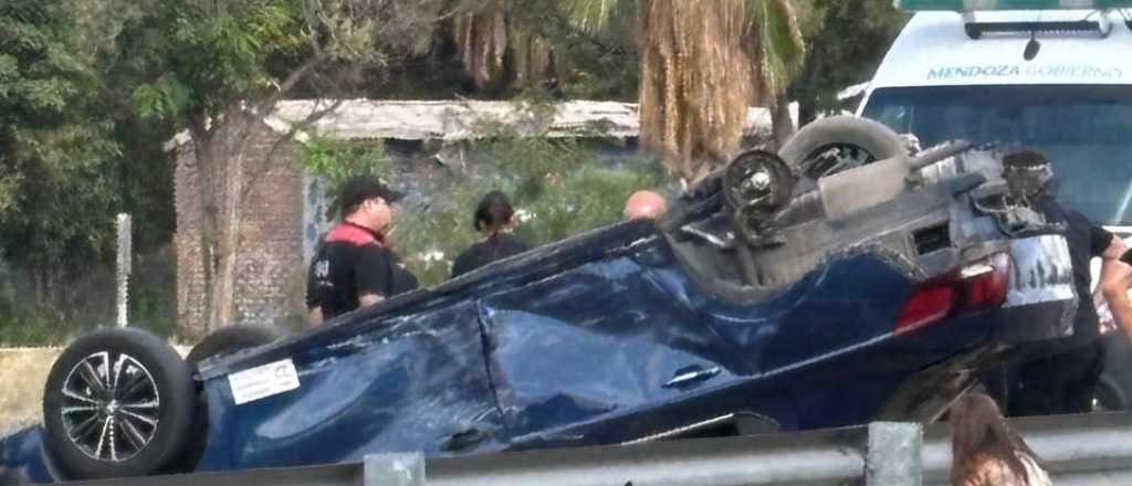 Choque en Las Heras: un auto volcado y dos mujeres heridas