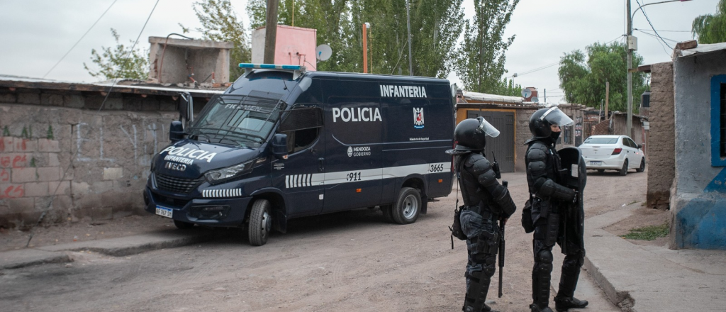 Intentaban detener a dos personas y vecinos golpearon a policías