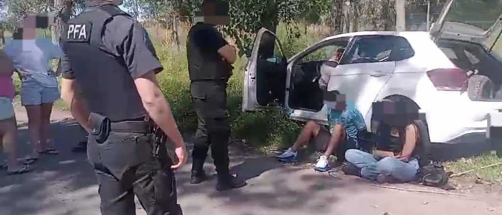 Llevaban droga, quisieron escapar y chocaron contra un árbol en San Rafael