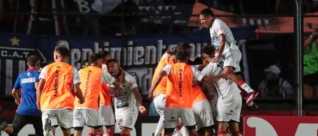 Armenio dio el golpe y eliminó a Talleres por penales