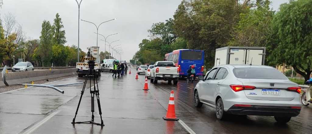 Una mujer perdió el control de su camioneta y chocó sola en la Costanera
