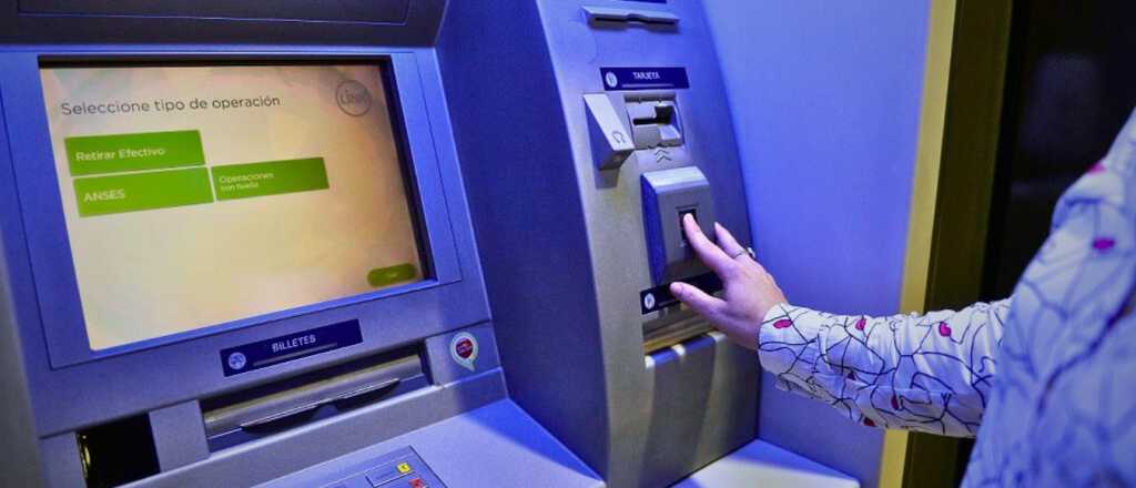 En detalle: así quedan las nuevas comisiones por retirar plata de los cajeros
