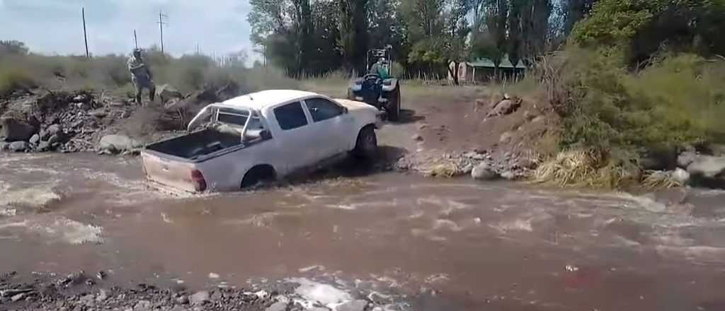 Intentó cruzar un río en la camioneta y debieron rescatarlo