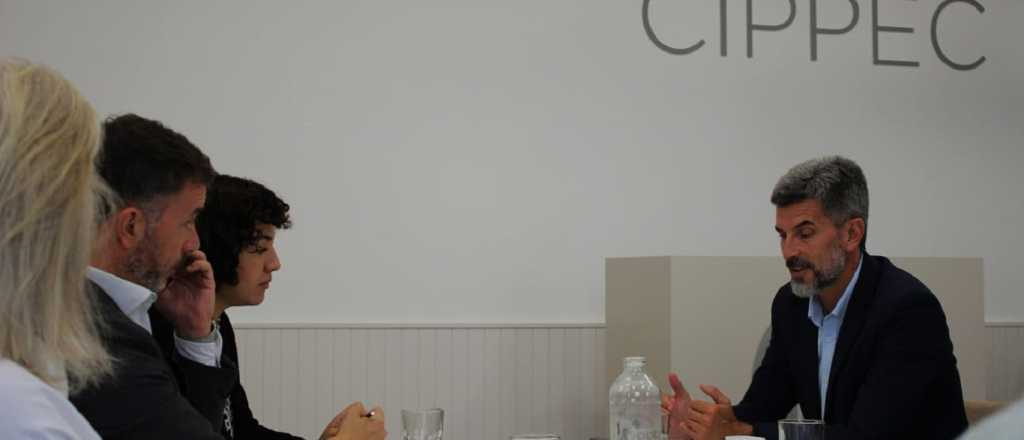 Ulpiano Suarez firmó un convenio para atraer inversiones a la Ciudad