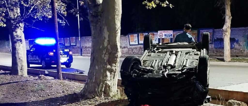 Fotos: pasó en rojo y chocó contra otro vehículo en Godoy Cruz