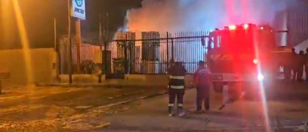 Se incendió una fábrica de agroquímicos en Guaymallén