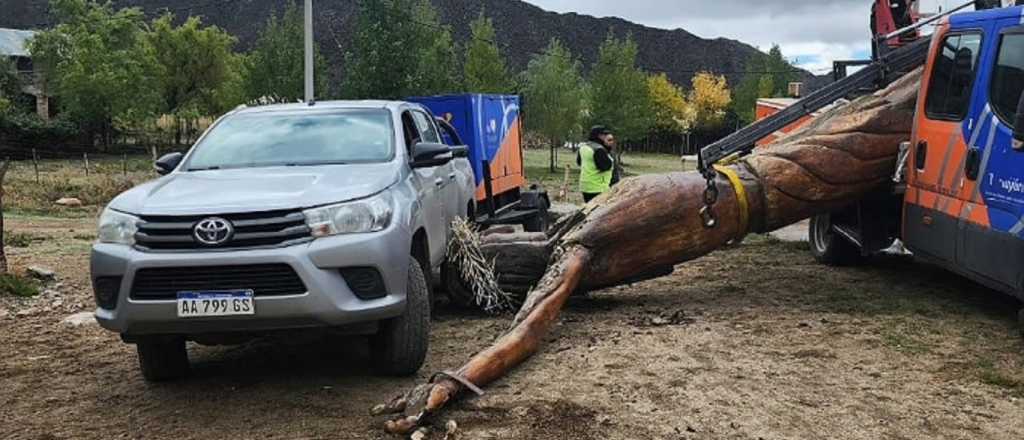 Video: cayó el Cristo del Manzano Histórico porque volcó la grúa