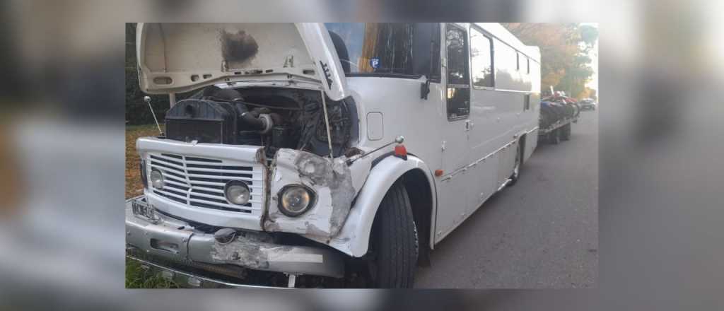 Ocho heridos por un choque entre un micro y una camioneta en San Rafael