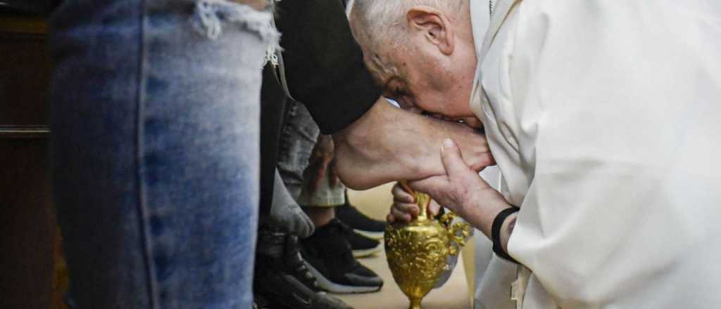 La Iglesia Católica lavó los pies de jubilados en el Jueves Santo