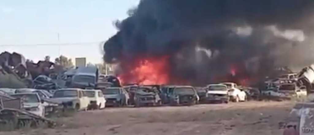 Volvió a incendiarse la playa de secuestros de San Martín: ardieron 40 autos