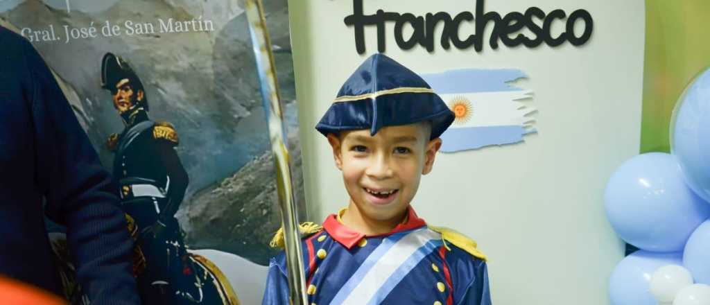 El emotivo homenaje de Las Heras al niño que iza la bandera todos los días