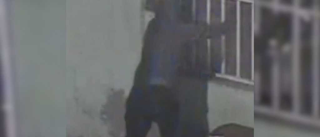 Video: dos detenidos por forzar la reja de un comercio de Godoy Cruz