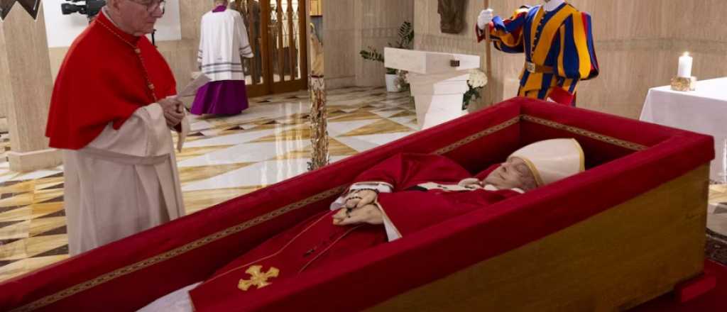 El Vaticano difundió las primeras fotos de Francisco en su féretro