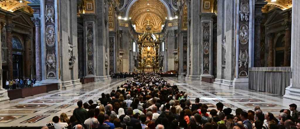 Casi 100 mil fieles ya participaron del velorio del papa Francisco