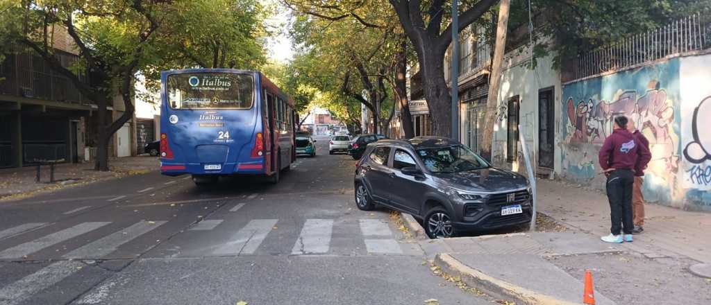 Un auto chocó contra un micro en Ciudad y terminó en la vereda