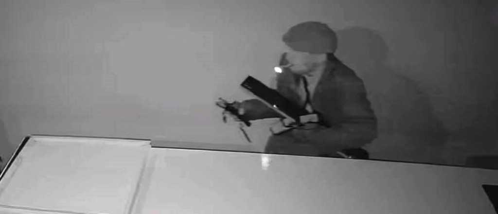 Video: al estilo "Peaky Blinders" robaron en una hamburguesería