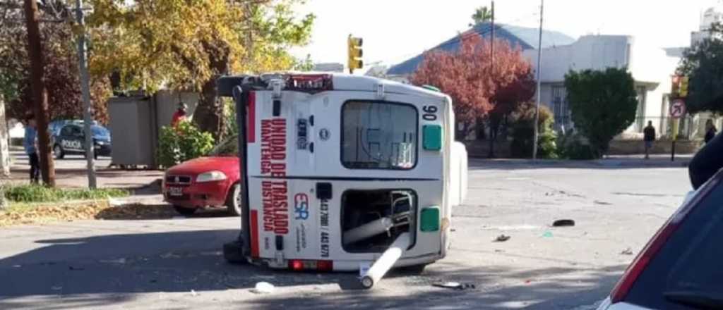 Dos autos y una ambulancia chocaron en San Rafael