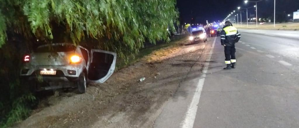 Acceso Este: chocó en solitario contra un árbol y murió