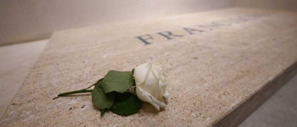 El Vaticano difundió imágenes de la sencilla tumba del papa Francisco