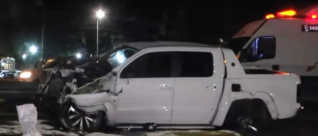 Video: una camioneta chocó contra un cartel y lo derribó