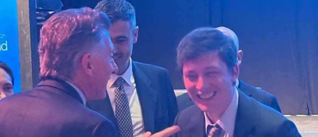 Mauricio Macri y Santiago Caputo a los abrazos en público