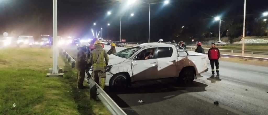 Caos en Acceso Sur: fuerte choque entre una camioneta y un auto
