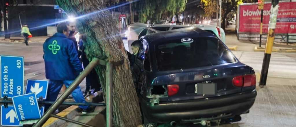 Fuerte choque en una esquina con semáforos de Ciudad: volcó un auto