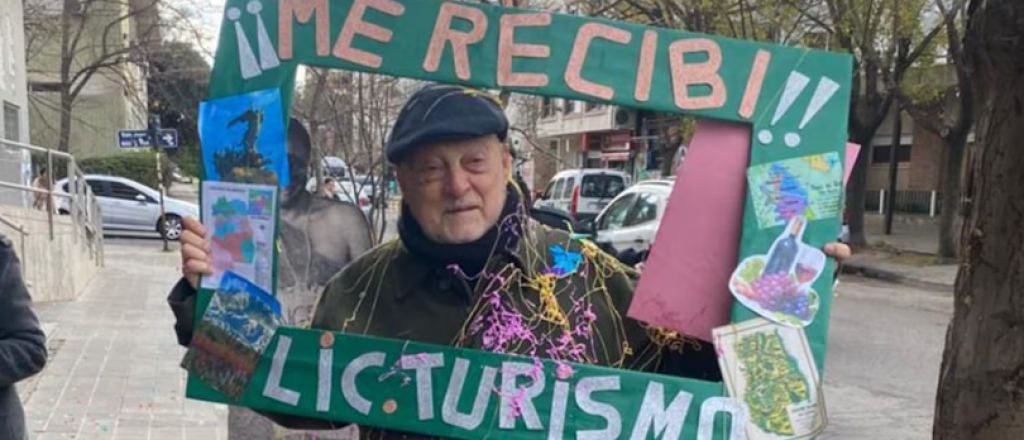 El ingeniero mendocino que logró "reiventarse" y se recibió a los 82 años