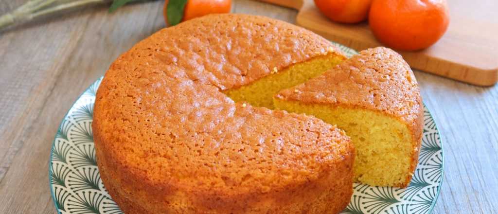 Torta húmeda de mandarina, la receta fácil para acompañar el mate