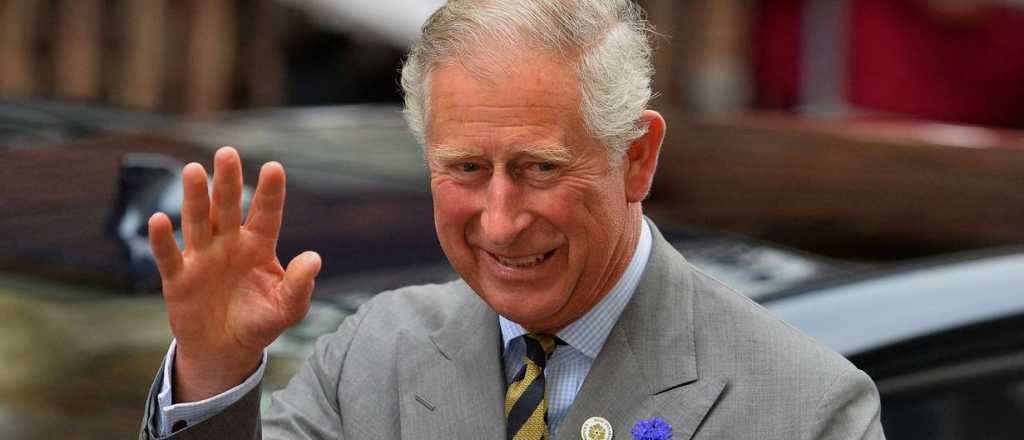 ¿Por qué el rey Carlos III tiene las manos hinchadas?