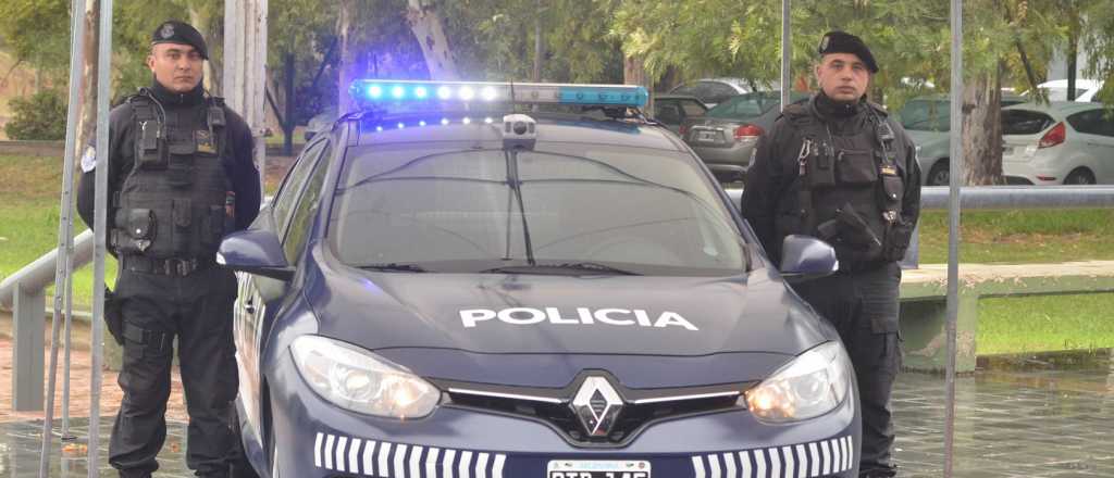 Un policía fue atropellado y arrastrado al acudir a un accidente, en San Carlos