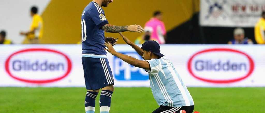 El hincha que abrazó a Messi anticipó su "travesura" en Twitter