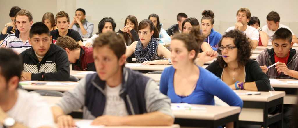 Un profesor cargó al bebé de una alumna para que ella tomara apuntes