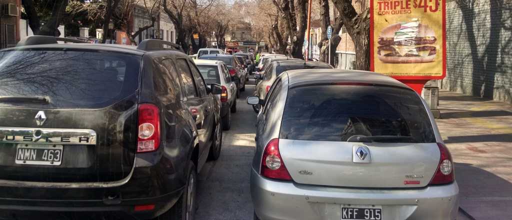 Ya aplicaron 30 fotomultas por estacionar en doble fila