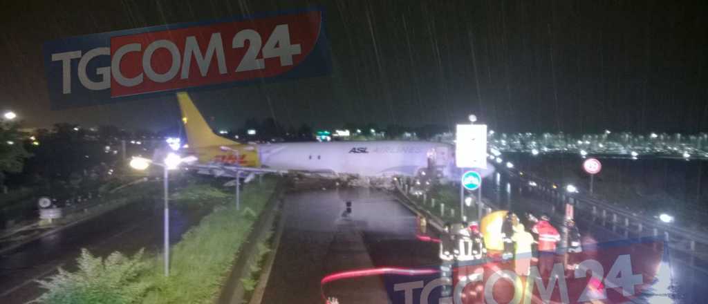 Italia: un avión se despistó y terminó en plena ruta