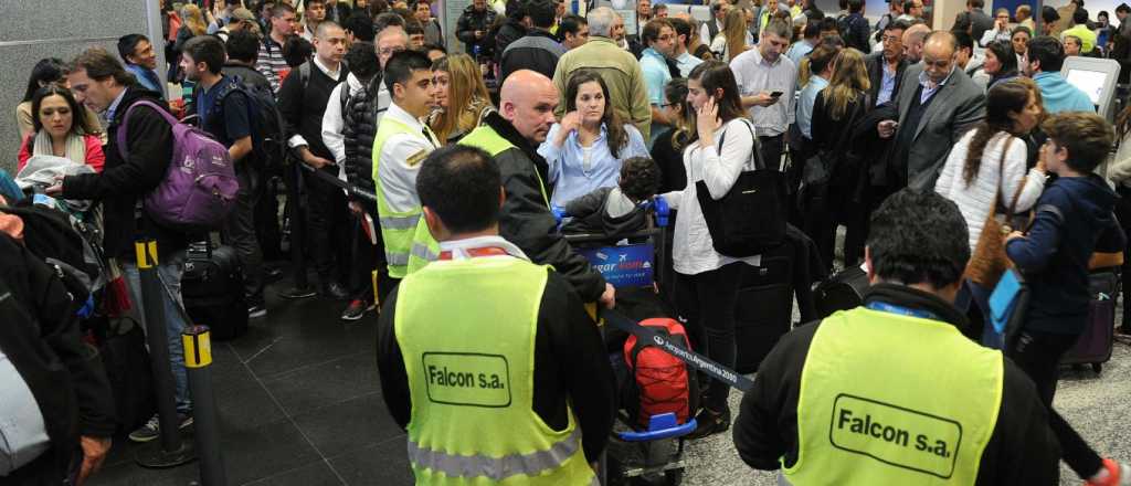 Aerolíneas advirtió que este viernes pueden haber demoras en los vuelos