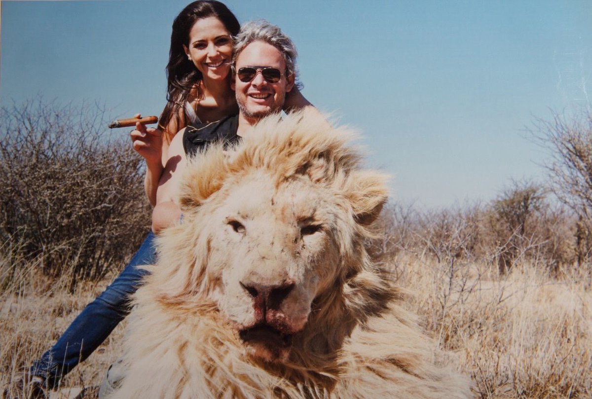 Polémicas fotos de Vanucci y Garfunkel matando leones en África - Mendoza  Post